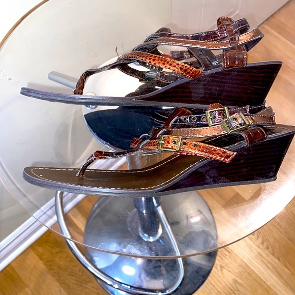 ✅Whizz strappy buckle sandals 🩴 in brown & metallic shades. Slight wedge heel 🤎 - Picture 8 of 9